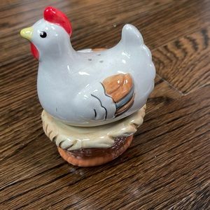 Sooo cute. Hen on a nest salt and pepper shaker set. Perfect condition.
